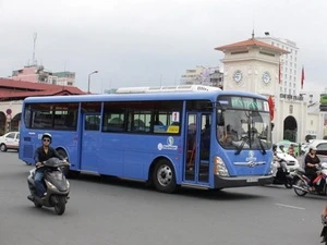 Le bus fonctionnant au GNC en service dans les rues. (Source: QDND online)